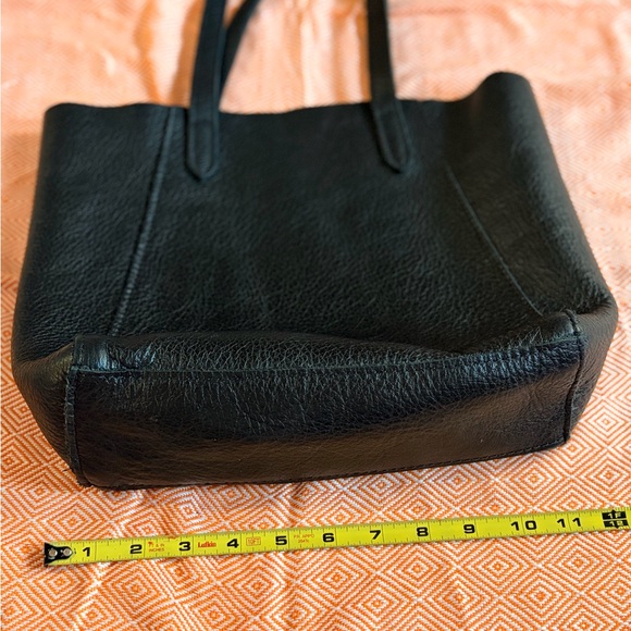 Elegant Black Leather Tote Bag - Picture 5 of 9